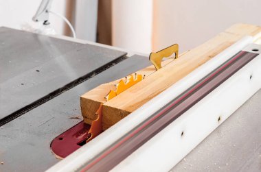 Yönetim Kurulu bir ahşap atölyesinde bir daire testere kesim