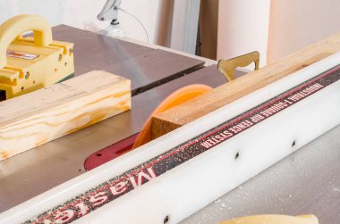 Yönetim Kurulu bir ahşap atölyesinde bir daire testere kesim