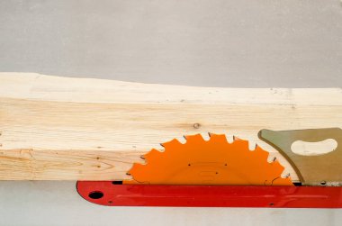 ahşap atölyesinde daire testere makinesi üzerinde kurulu olduğunu.