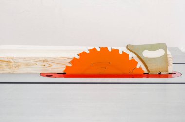 ahşap atölyesinde daire testere makinesi üzerinde kurulu olduğunu.