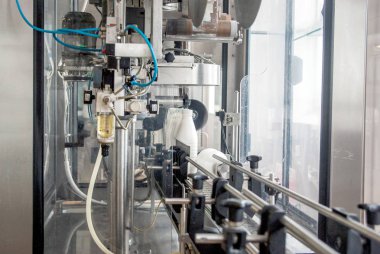 Konveyör bant beyaz süt şişeleri ile