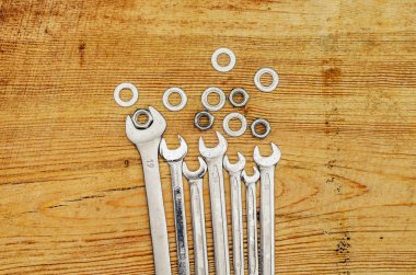 Ahşap oyun tahtası, üstten görünüm somun anahtarları