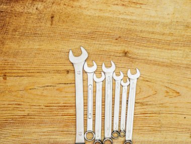 Ahşap oyun tahtası, üstten görünüm somun anahtarları