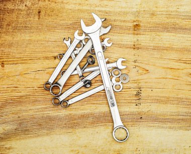 Ahşap oyun tahtası, üstten görünüm somun anahtarları