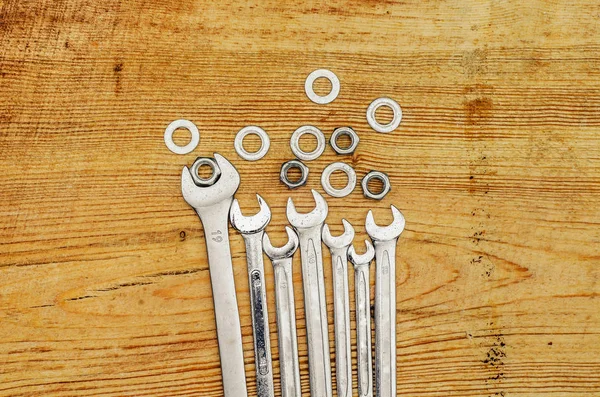 Ahşap oyun tahtası, üstten görünüm somun anahtarları