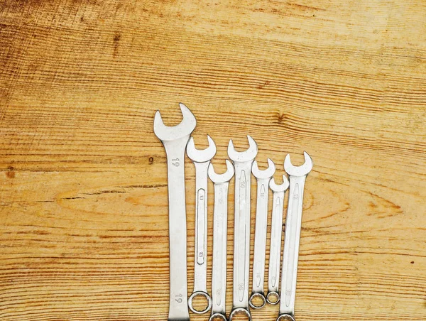 Ahşap oyun tahtası, üstten görünüm somun anahtarları