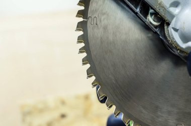 Marangoz atölyesinde metal daire testere