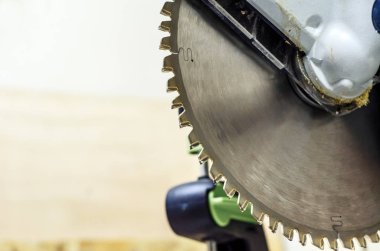 Marangoz atölyesinde metal daire testere