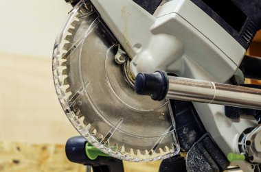 Doğrama atölyesinde koruyucu başlıklı metal daire testere