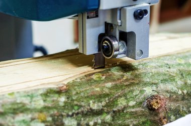 Bir günlük bir şerit testere ile kesme