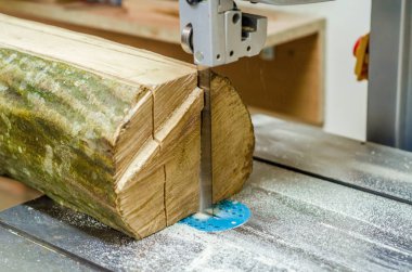 Bir günlük bir şerit testere ile kesme