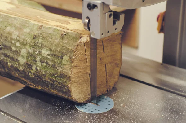 Bir günlük bir şerit testere ile kesme