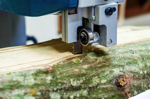 Bir günlük bir şerit testere ile kesme