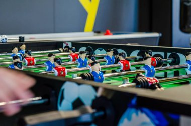 Masa futbolu, futbol oyuncusu metal çubuklar üzerinde rakamlar.