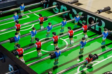 Masa futbolu, futbol oyuncusu metal çubuklar üzerinde rakamlar.