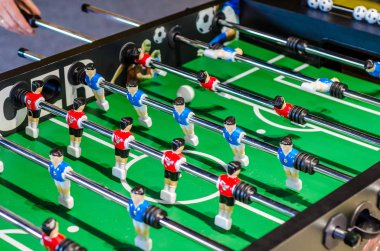 Masa futbolu, futbol oyuncusu metal çubuklar üzerinde rakamlar.