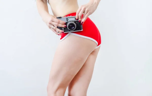 Mädchen Schlanke Beine Roten Shorts Die Eine Vintage Kamera Hüfthöhe — Stockfoto