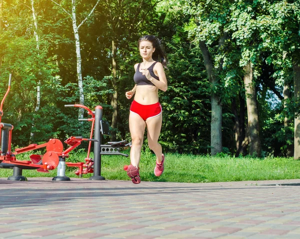 Bruneta Fata Roșu Pantaloni Scurți Rulează Lungul Calea Parc — Fotografie, imagine de stoc