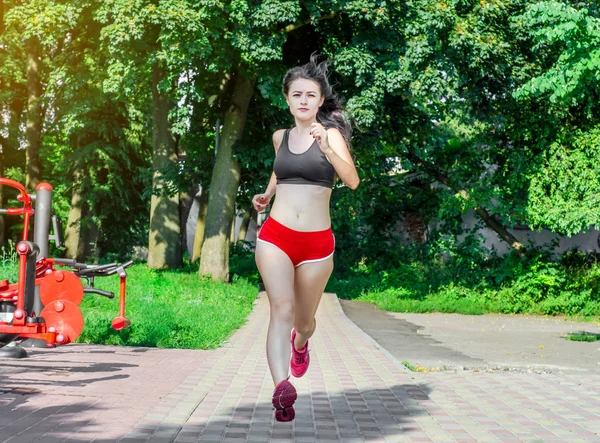 Menina Morena Shorts Vermelhos Correndo Longo Caminho Parque — Fotografia de Stock