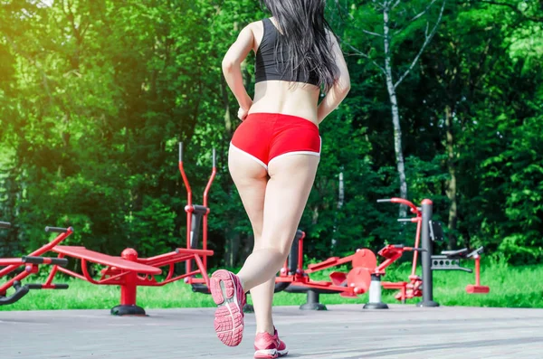 Chica Atlética Delgada Corriendo Por Parque — Foto de Stock