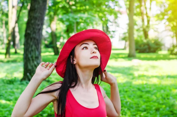 Brunette Fille Robe Rouge Chapeau Dans Parc Ensoleillé — Photo
