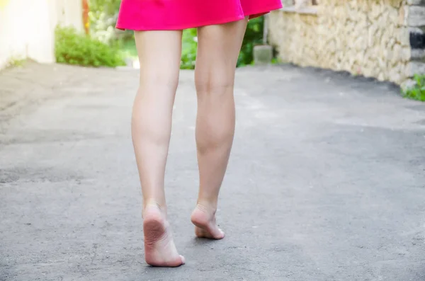 Menina Vestido Vermelho Está Andando Descalço Longo Estrada — Fotografia de Stock