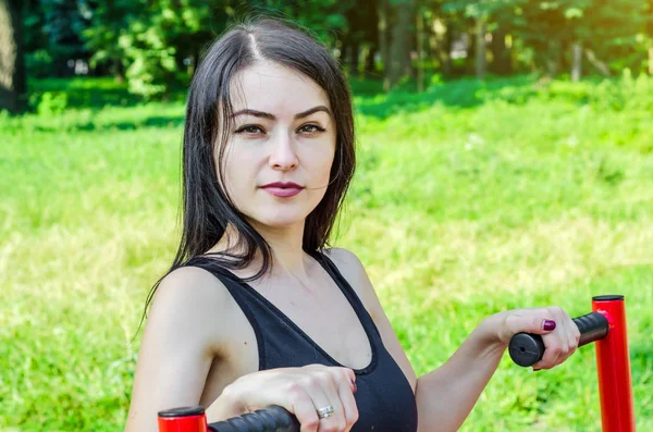 Fitness Girl Este Angajat Într Simulator Stradă — Fotografie, imagine de stoc