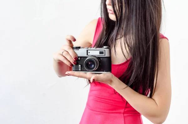 Retrato Una Hermosa Chica Pelo Negro Vestido Rojo Sosteniendo Sus — Foto de Stock