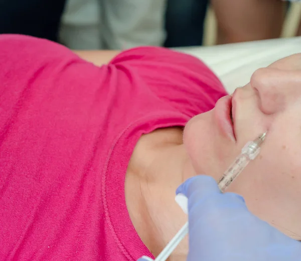 Menina Procedimento Rejuvenescimento Injeção Enchimento Clínica Beleza Injecção Nos Lábios — Fotografia de Stock