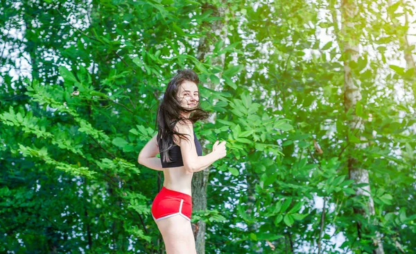 Menina Shorts Vermelhos Está Correndo Parque — Fotografia de Stock