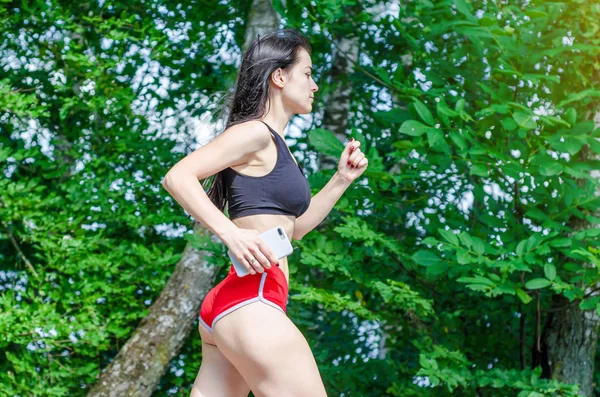 Chica Pantalones Cortos Rojos Está Corriendo Parque — Foto de Stock