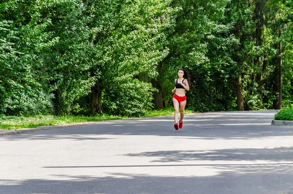 Chica Pantalones Cortos Rojos Está Corriendo Parque — Foto de Stock