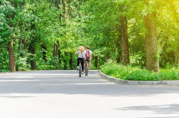 Mann Und Frau Mit Fahrrädern Park Unterwegs — Stockfoto