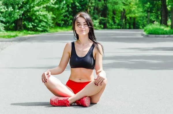 Chica Sienta Camino Parque Piernas Cruzadas — Foto de Stock