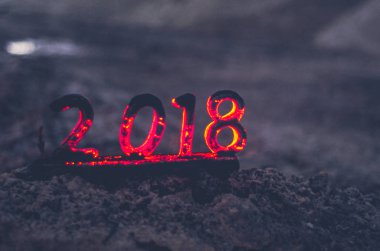 Ahşap figürler 2018 bir alev içinde yanmış. Yıl sonu kavramsal fotoğraf.