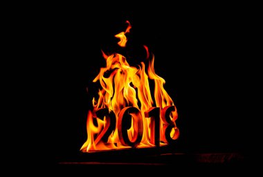 Ahşap figürler 2018 bir alev içinde yanmış. Yıl sonu kavramsal fotoğraf.