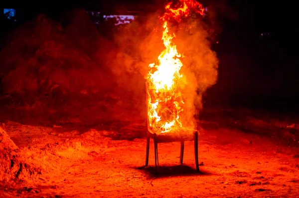 Cadeira Madeira Está Arder Incineração Móveis Foto Conceitual Burnout — Fotografia de Stock