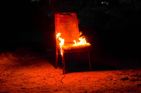 Cadeira Madeira Está Arder Incineração Móveis Foto Conceitual Burnout — Fotografia de Stock