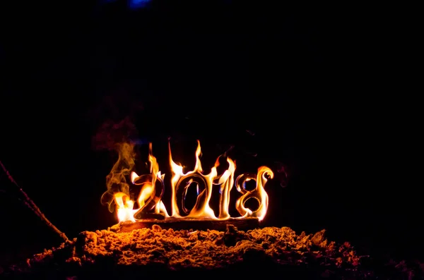 Chiffres Bois 2018 Sont Brûlés Dans Une Flamme Photo Conceptuelle — Photo