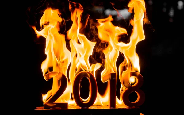 Dřevěné Figurky 2018 Spalují Plameni Konceptuální Fotografie Koncem Roku — Stock fotografie