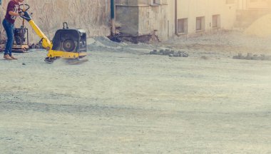 Sokakta seks kaldırım döşeme tersinir plaka düzenler