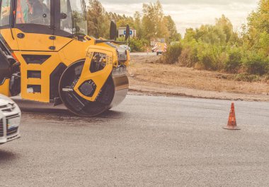 Yol silindirleri, asfalt döşeme, yol çalışmaları