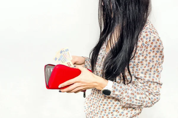 Mujer Con Pelo Negro Largo Pone Papel Moneda Bolso Rojo — Foto de Stock