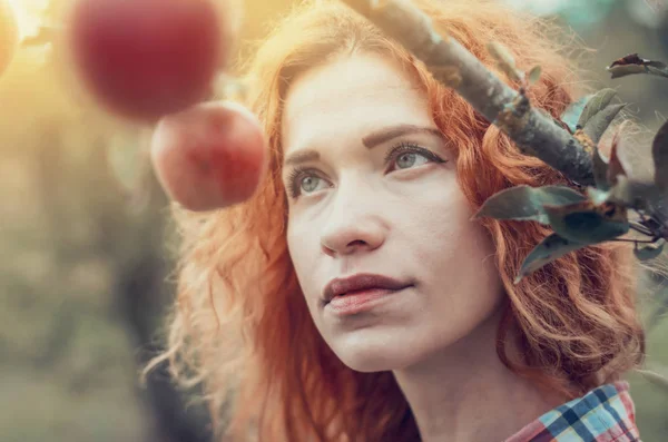 Portrait d'automne d'une jeune femme dans une pomme envahie abandonnée — Photo