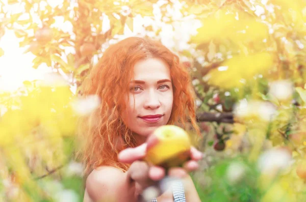 Νεαρό κορίτσι, Εύα, κατέχει ένα μήλο στο χέρι. Πορτρέτο σε ένα aban — Φωτογραφία Αρχείου