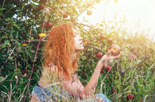 Eve, une jeune fille, tient une pomme dans sa main. Portrait dans un aban — Photo