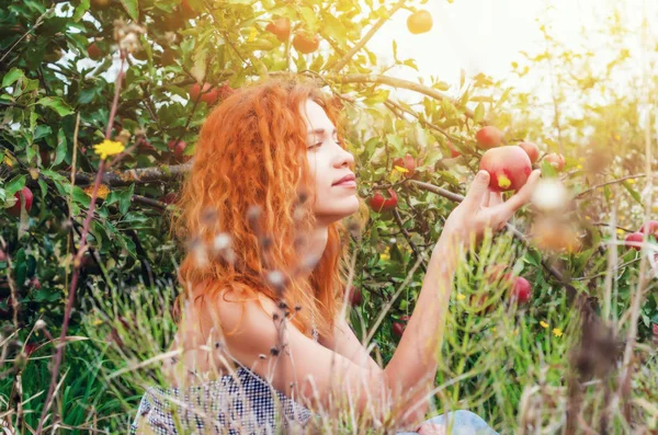 Fiatal lány, Eve, almát tart a kezében. Az aban portré — Stock Fotó