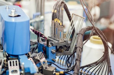 Örgü makineleri fabrikası, yaylar, konu, rehber öğeleri ayrıntılarını