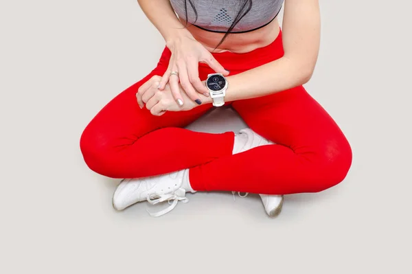 Lány Piros Sport Leggings Lábát Nézi Teljesítményt Egy Fitness Óra — Stock Fotó