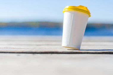 Göl kıyısında kurullarında beyaz kağıt bardak sarı plastik kapak ile standları